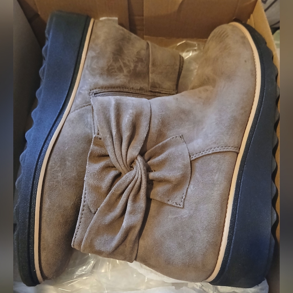Clarks Women's Brown Ankle Booties with Bow - Picture 2 of 4